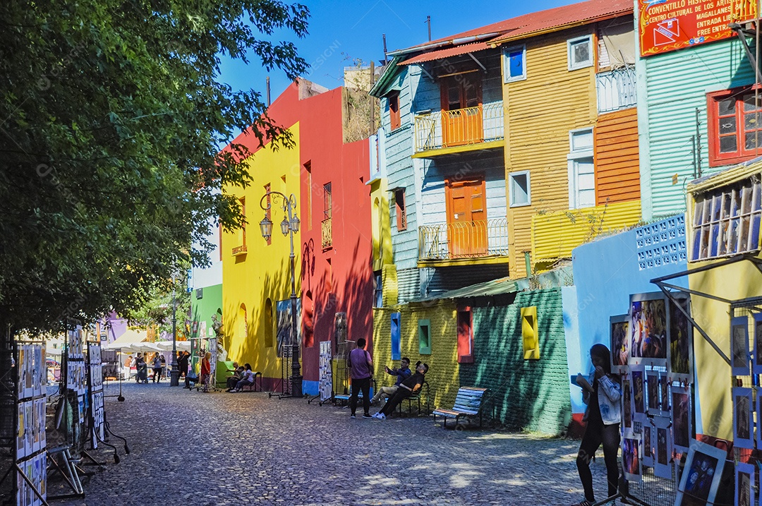 Lindo edifício sobre um local bem localizado sobre avenida da cidade