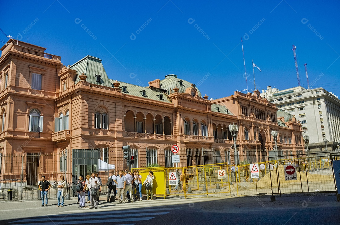 Lindo edifício sobre um local bem localizado sobre avenida da cidade