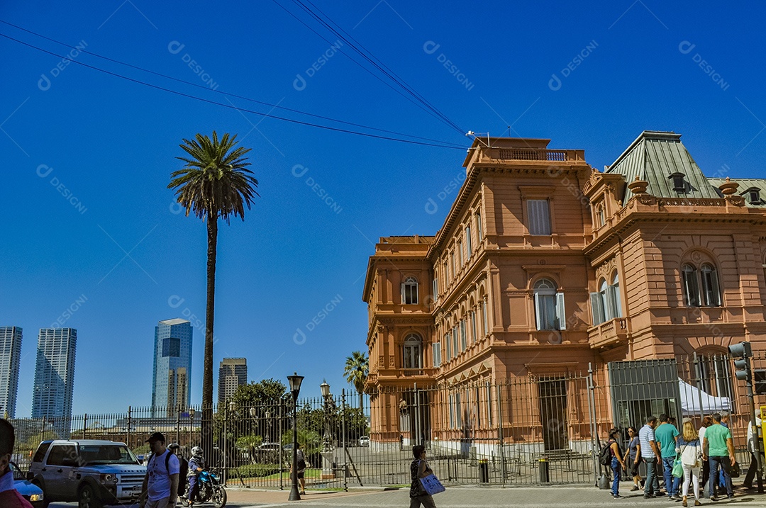 Lindo edifício sobre um local bem localizado sobre avenida da cidade