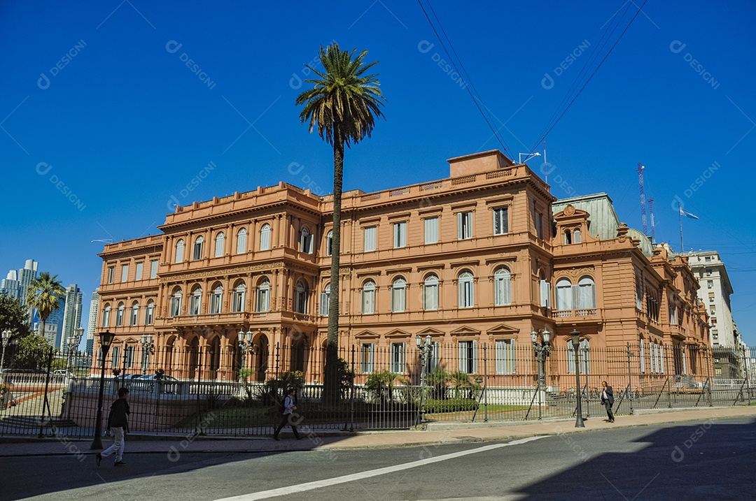 Lindo edifício sobre um local bem localizado sobre avenida da cidade