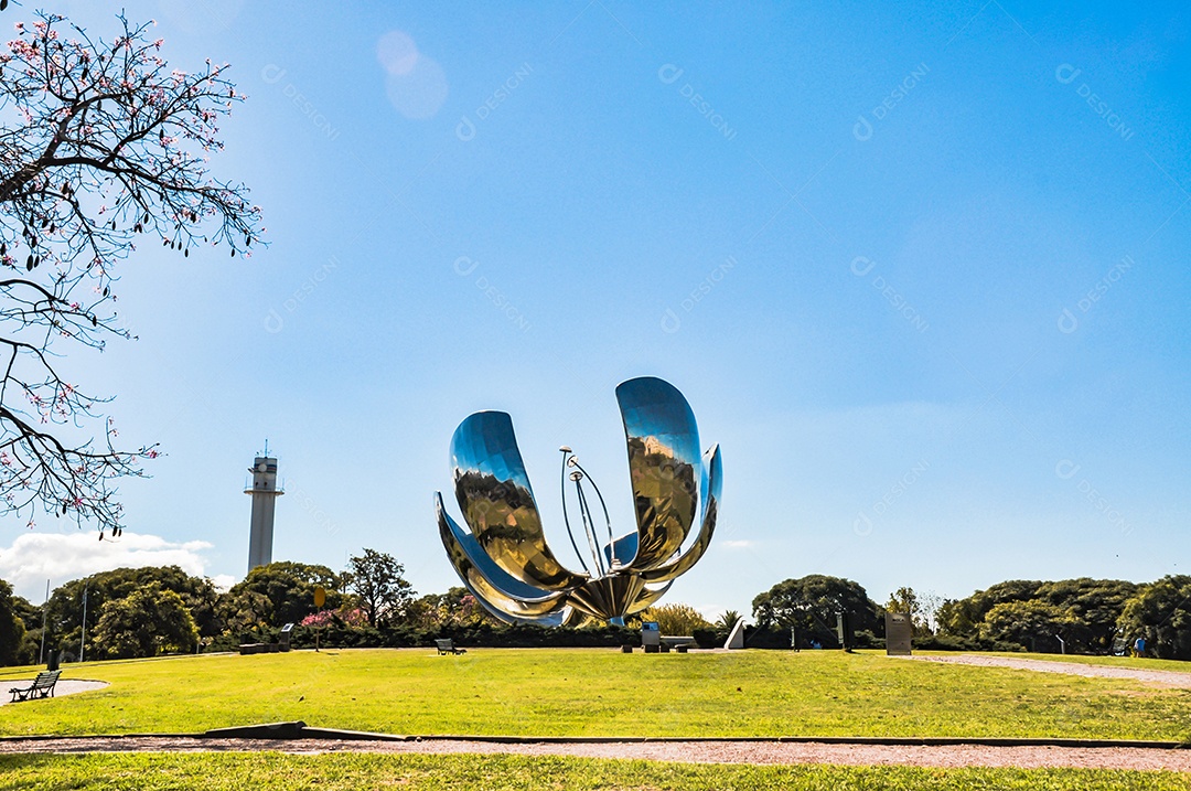 Estátua sobre uma lugar isolado e deserto