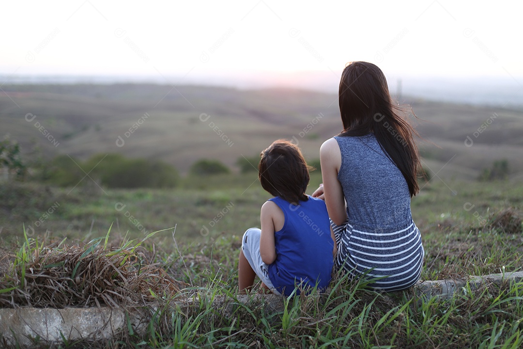 Irmãos juntos olhando e admirando paisagem