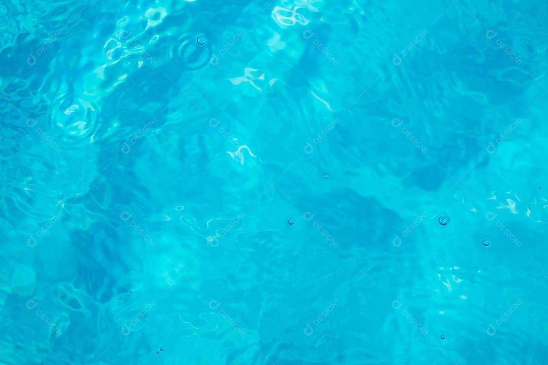 Textura de superfície de água calma transparente de cor azul turva com salpicos e bolhas. Fundo de natureza abstrata na moda. Ondas de água na luz solar. fundo de água