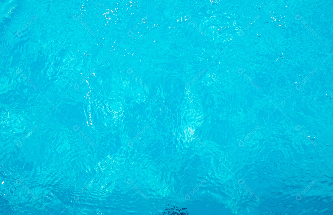 Textura de superfície de água calma transparente de cor azul turva com salpicos e bolhas. Fundo de natureza abstrata na moda. Ondas de água na luz solar. fundo de água