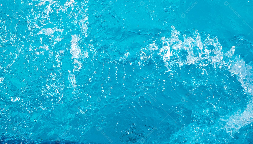 Textura de superfície de água calma transparente de cor azul turva com salpicos e bolhas. Fundo de natureza abstrata na moda. Ondas de água na luz solar. fundo de água