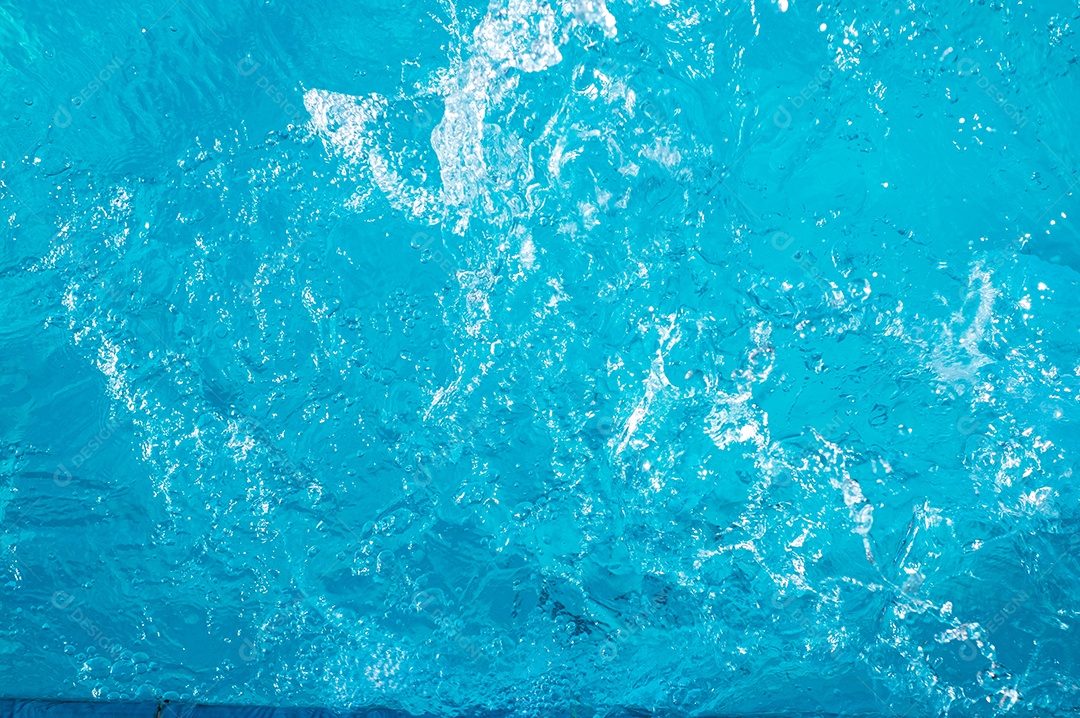 Textura de superfície de água calma transparente de cor azul turva com salpicos e bolhas. Fundo de natureza abstrata na moda. Ondas de água na luz solar. fundo de água