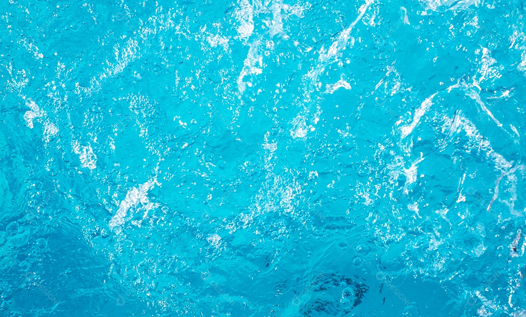 Textura de superfície de água calma transparente de cor azul turva com salpicos e bolhas. Fundo de natureza abstrata na moda. Ondas de água na luz solar. fundo de água