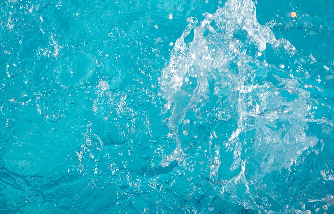 Textura de superfície de água calma transparente de cor azul turva com salpicos e bolhas. Fundo de natureza abstrata na moda. Ondas de água na luz solar. fundo de água