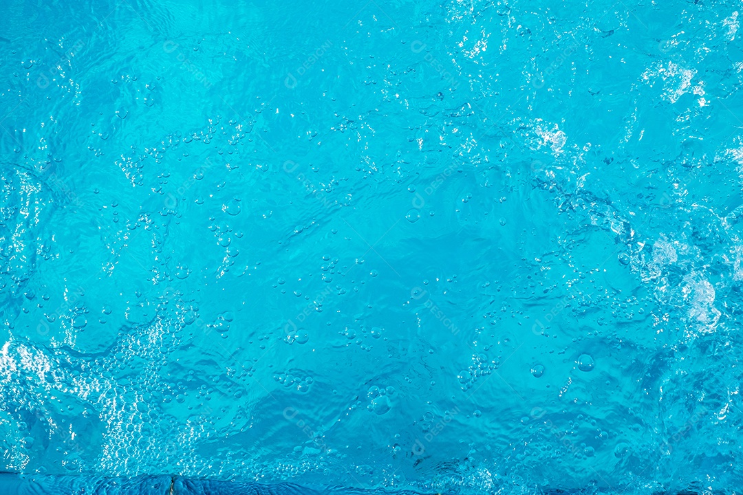 Textura de superfície de água calma transparente de cor azul turva com salpicos e bolhas. Fundo de natureza abstrata na moda. Ondas de água na luz solar. fundo de água