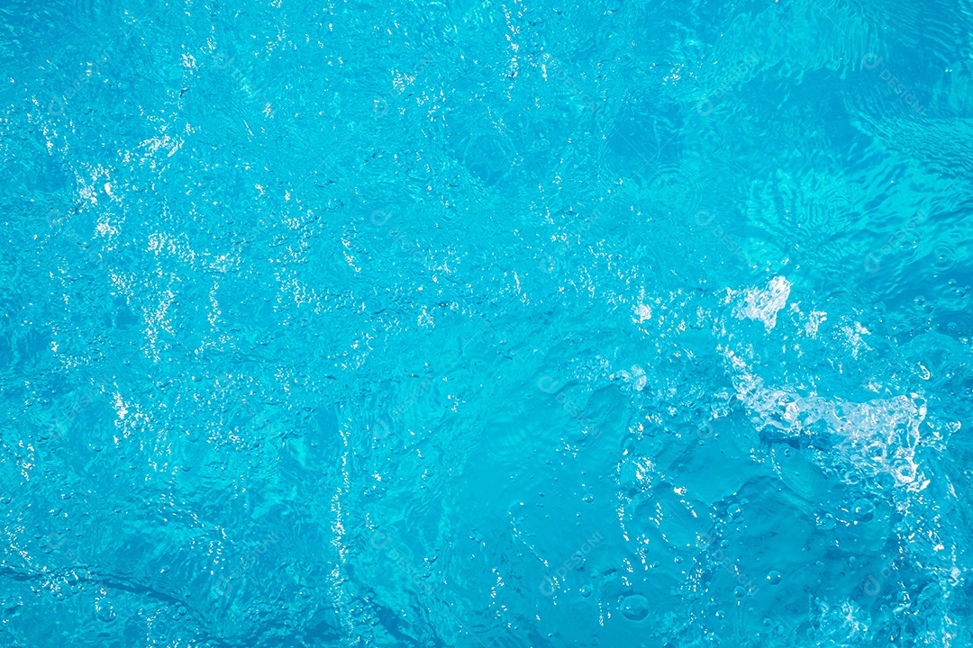 Textura de superfície de água calma transparente de cor azul turva com salpicos e bolhas. Fundo de natureza abstrata na moda. Ondas de água na luz solar. fundo de água