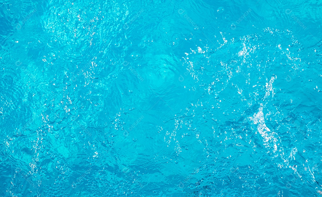 Textura de superfície de água calma transparente de cor azul turva com salpicos e bolhas. Fundo de natureza abstrata na moda. Ondas de água na luz solar. fundo de água