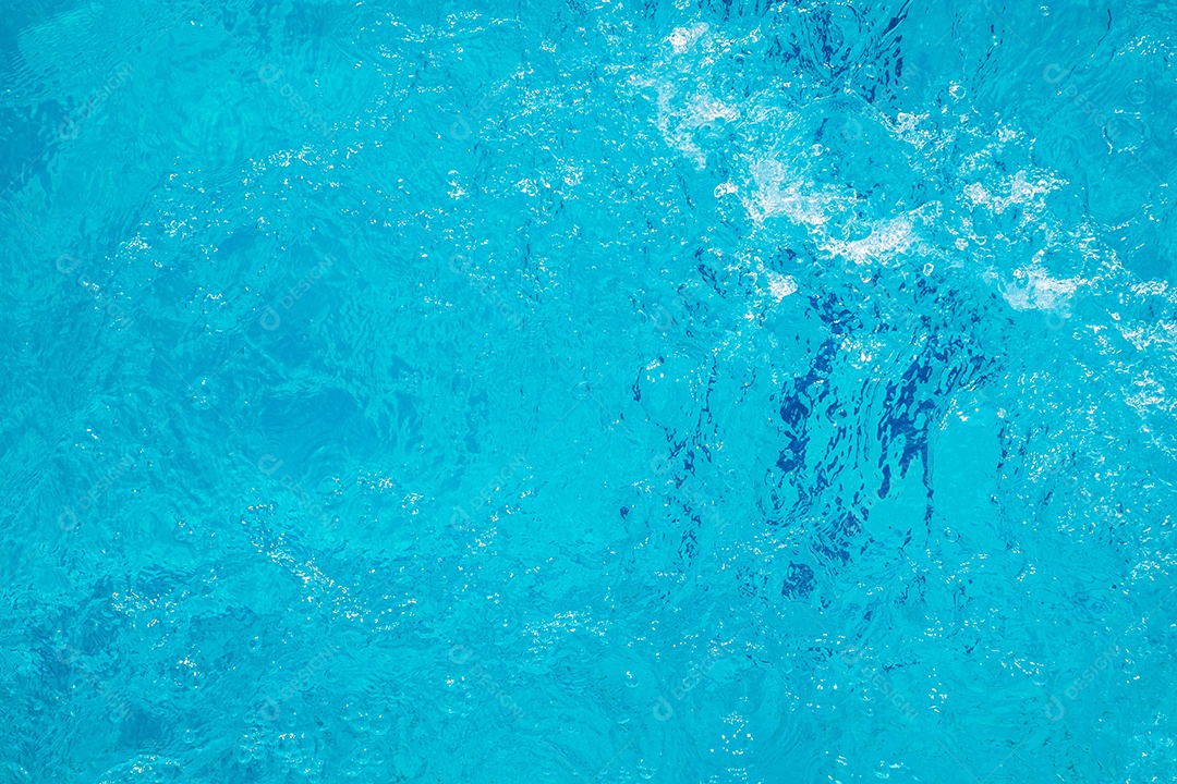 Textura de superfície de água calma transparente de cor azul turva com salpicos e bolhas. Fundo de natureza abstrata na moda. Ondas de água na luz solar. fundo de água