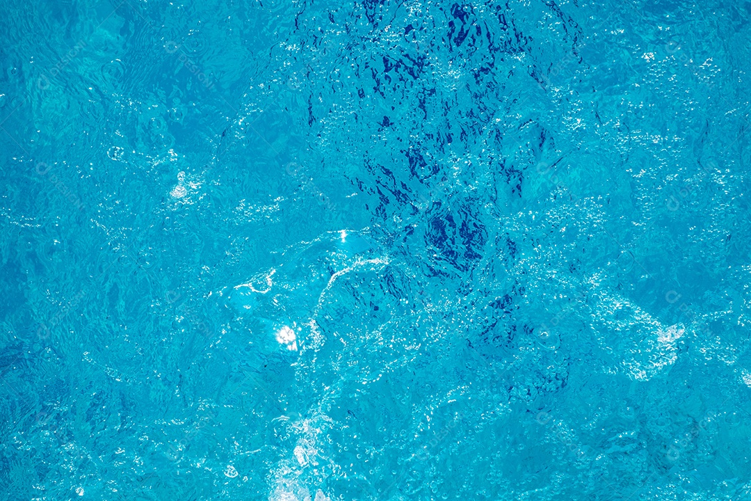 Textura de superfície de água calma transparente de cor azul turva com salpicos e bolhas. Fundo de natureza abstrata na moda. Ondas de água na luz solar. fundo de água