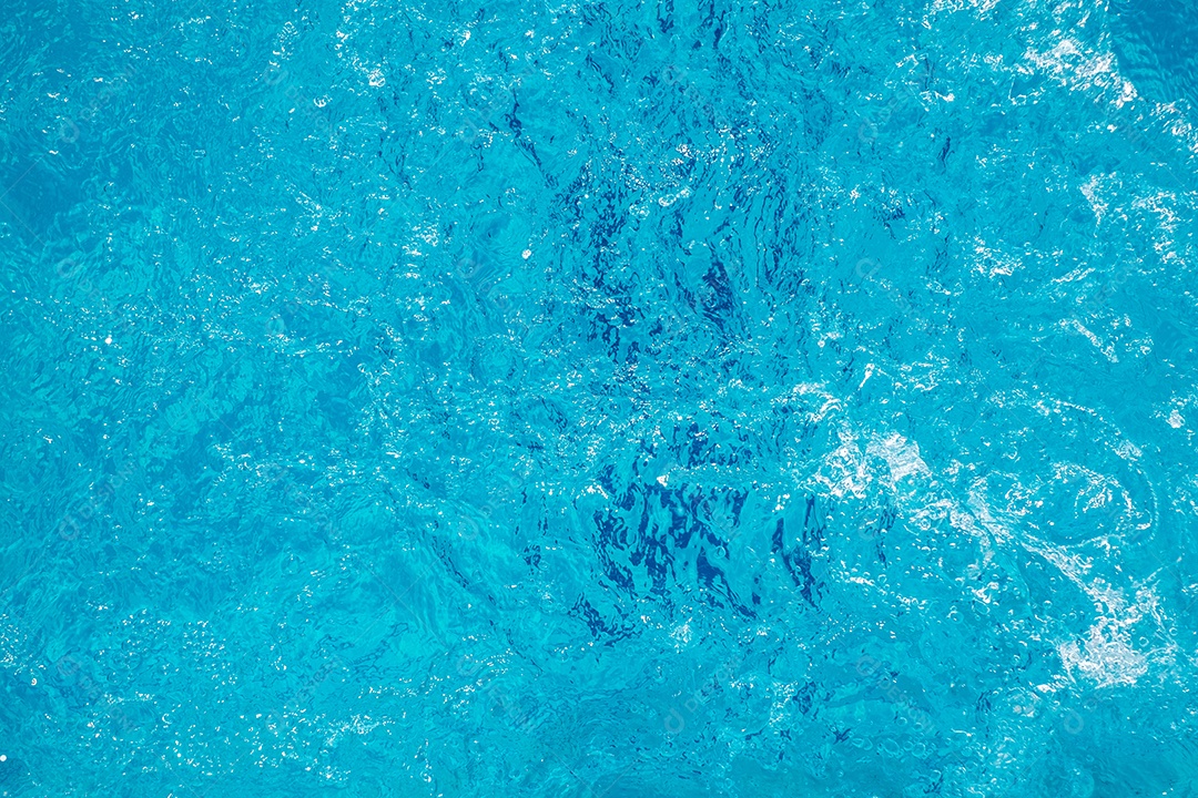 Textura de superfície de água calma transparente de cor azul turva com salpicos e bolhas. Fundo de natureza abstrata na moda. Ondas de água na luz solar. fundo de água