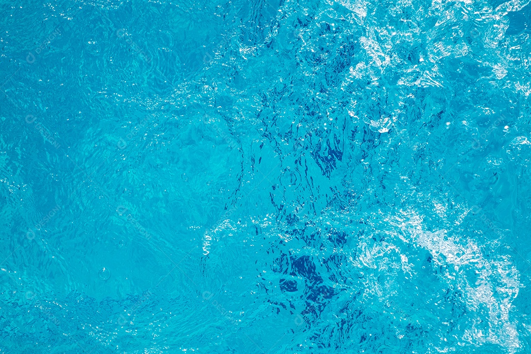 Textura de superfície de água calma transparente de cor azul turva com salpicos e bolhas. Fundo de natureza abstrata na moda. Ondas de água na luz solar. fundo de água