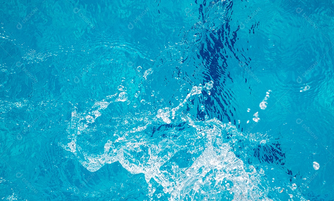 Textura de superfície de água calma transparente de cor azul turva com salpicos e bolhas. Fundo de natureza abstrata na moda. Ondas de água na luz solar. fundo de água