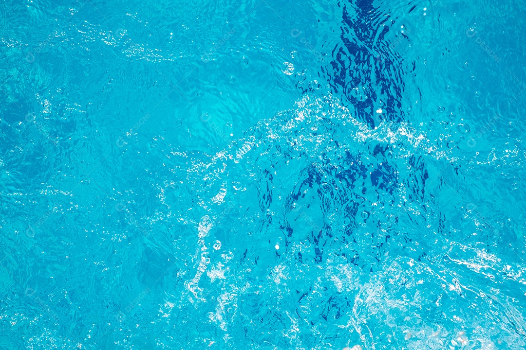 Textura de superfície de água calma transparente de cor azul turva com salpicos e bolhas. Fundo de natureza abstrata na moda. Ondas de água na luz solar. fundo de água