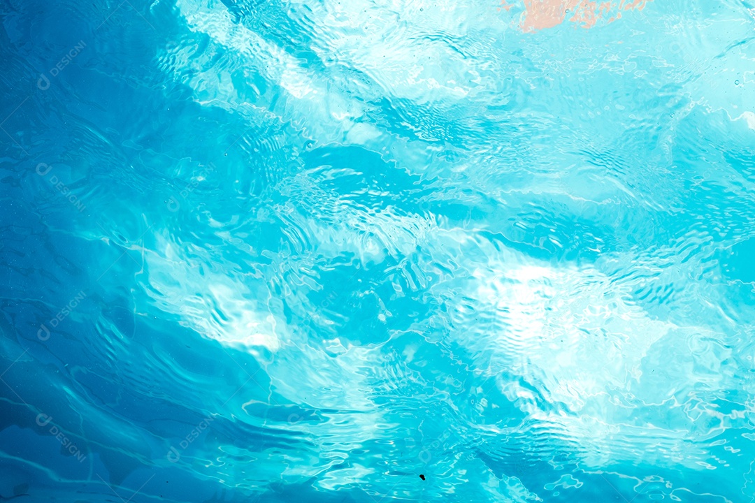 Textura de superfície de água calma transparente de cor azul turva com salpicos e bolhas. Fundo de natureza abstrata na moda. Ondas de água na luz solar. fundo de água