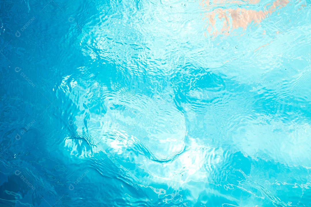 Textura de superfície de água calma transparente de cor azul turva com salpicos e bolhas. Fundo de natureza abstrata na moda. Ondas de água na luz solar. fundo de água