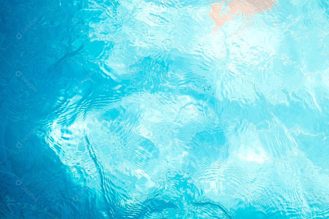 Textura de superfície de água calma transparente de cor azul turva com salpicos e bolhas. Fundo de natureza abstrata na moda. Ondas de água na luz solar. fundo de água