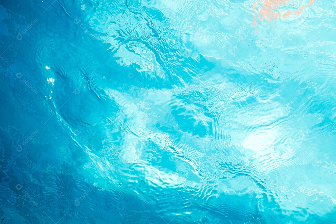 Textura de superfície de água calma transparente de cor azul turva com salpicos e bolhas. Fundo de natureza abstrata na moda. Ondas de água na luz solar. fundo de água