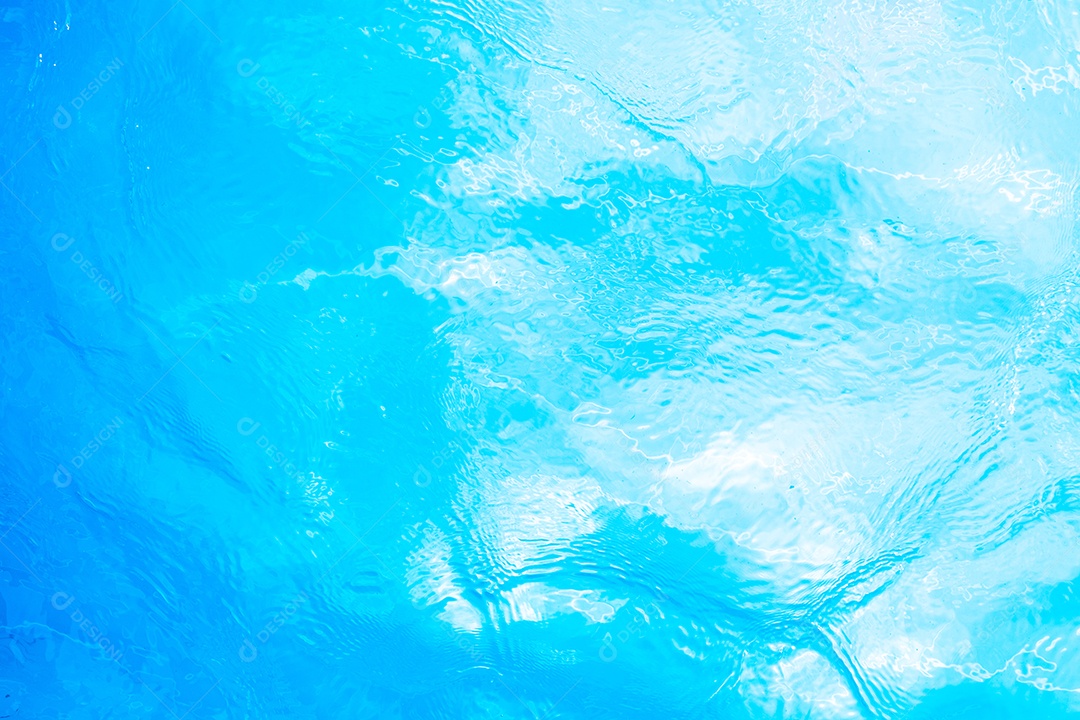 Textura de superfície de água calma transparente de cor azul turva com salpicos e bolhas. Fundo de natureza abstrata na moda. Ondas de água na luz solar. fundo de água