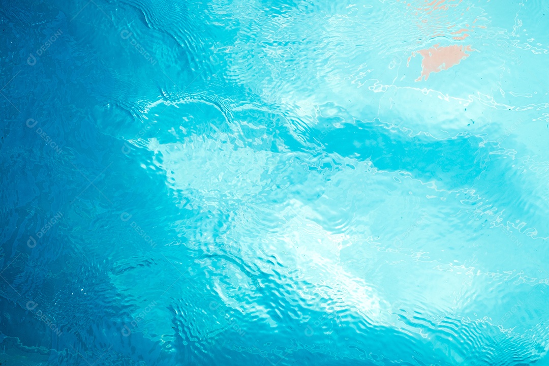 Textura de superfície de água calma transparente de cor azul turva com salpicos e bolhas. Fundo de natureza abstrata na moda. Ondas de água na luz solar. fundo de água