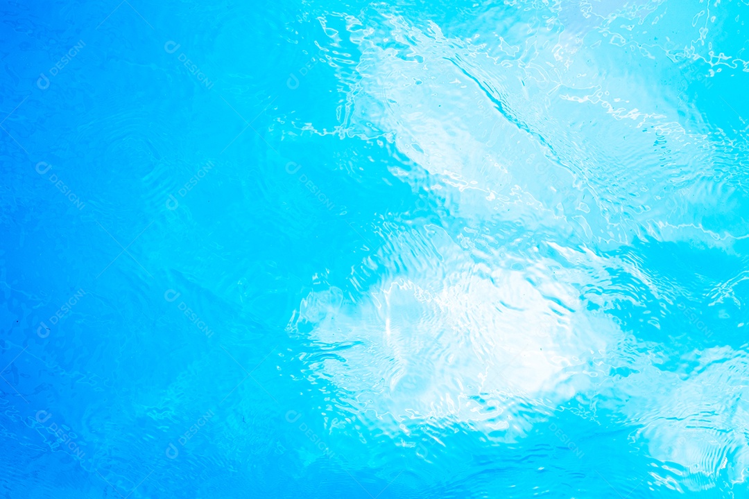 Textura de superfície de água calma transparente de cor azul turva com salpicos e bolhas. Fundo de natureza abstrata na moda. Ondas de água na luz solar. fundo de água