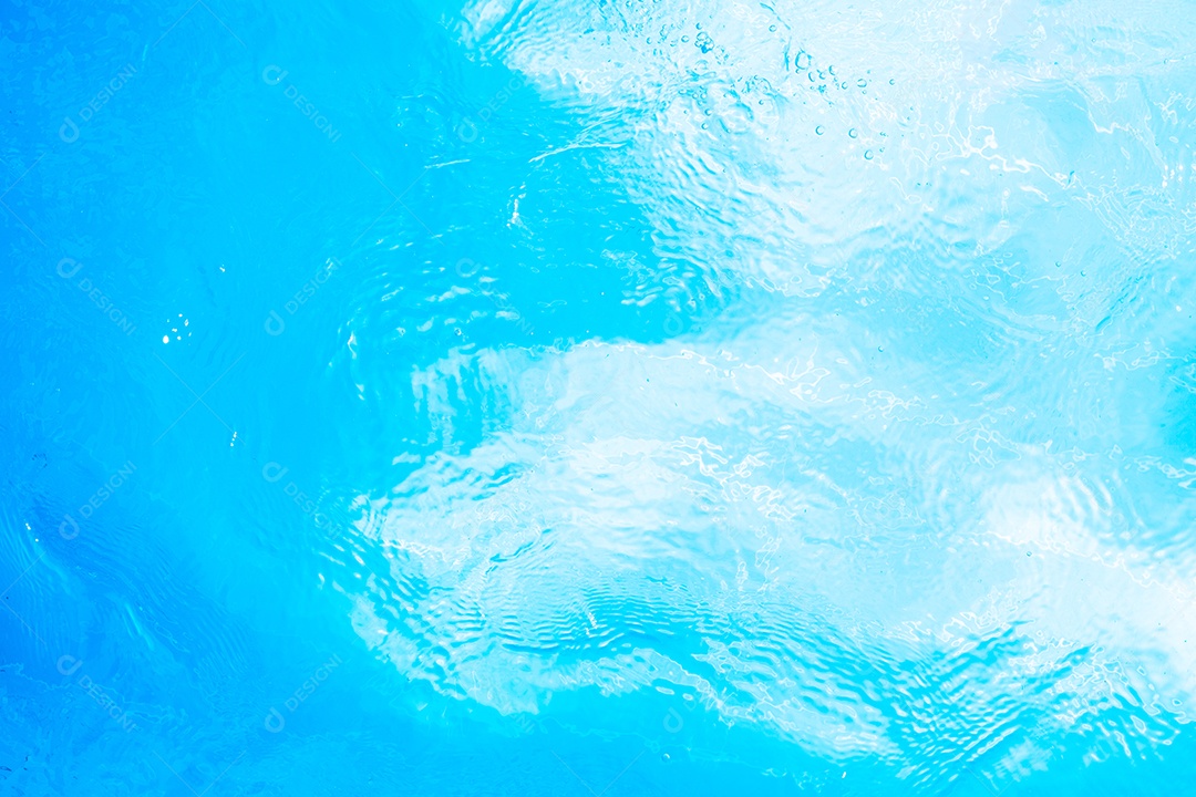 Textura de superfície de água calma transparente de cor azul turva com salpicos e bolhas. Fundo de natureza abstrata na moda. Ondas de água na luz solar. fundo de água