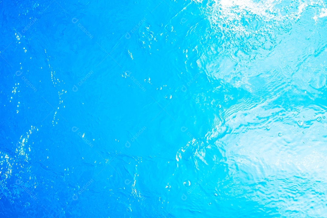 Textura de superfície de água calma transparente de cor azul turva com salpicos e bolhas. Fundo de natureza abstrata na moda. Ondas de água na luz solar. fundo de água