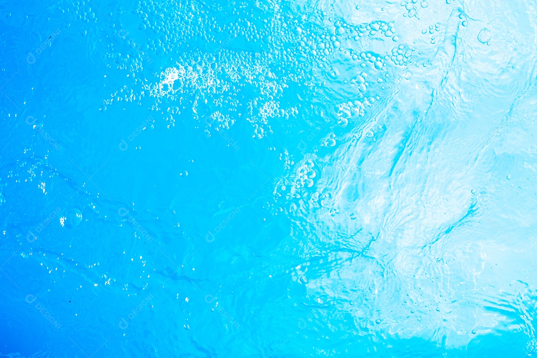 Textura de superfície de água calma transparente de cor azul turva com salpicos e bolhas. Fundo de natureza abstrata na moda. Ondas de água na luz solar. fundo de água