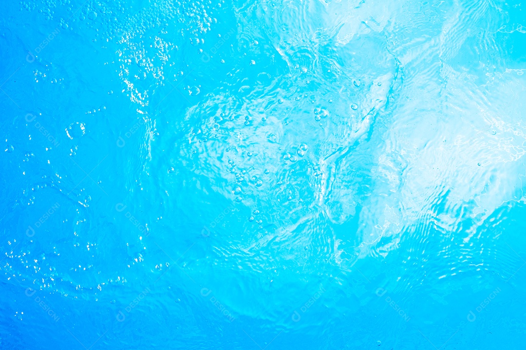 Textura de superfície de água calma transparente de cor azul turva com salpicos e bolhas. Fundo de natureza abstrata na moda. Ondas de água na luz solar. fundo de água