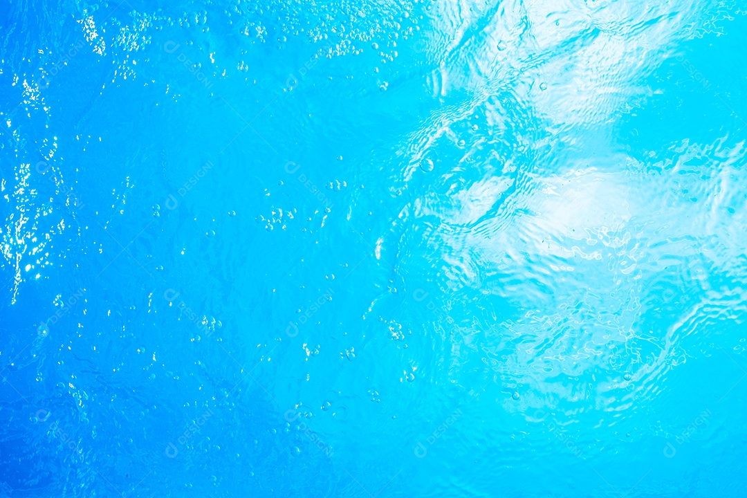 Textura de superfície de água calma transparente de cor azul turva com salpicos e bolhas. Fundo de natureza abstrata na moda. Ondas de água na luz solar. fundo de água