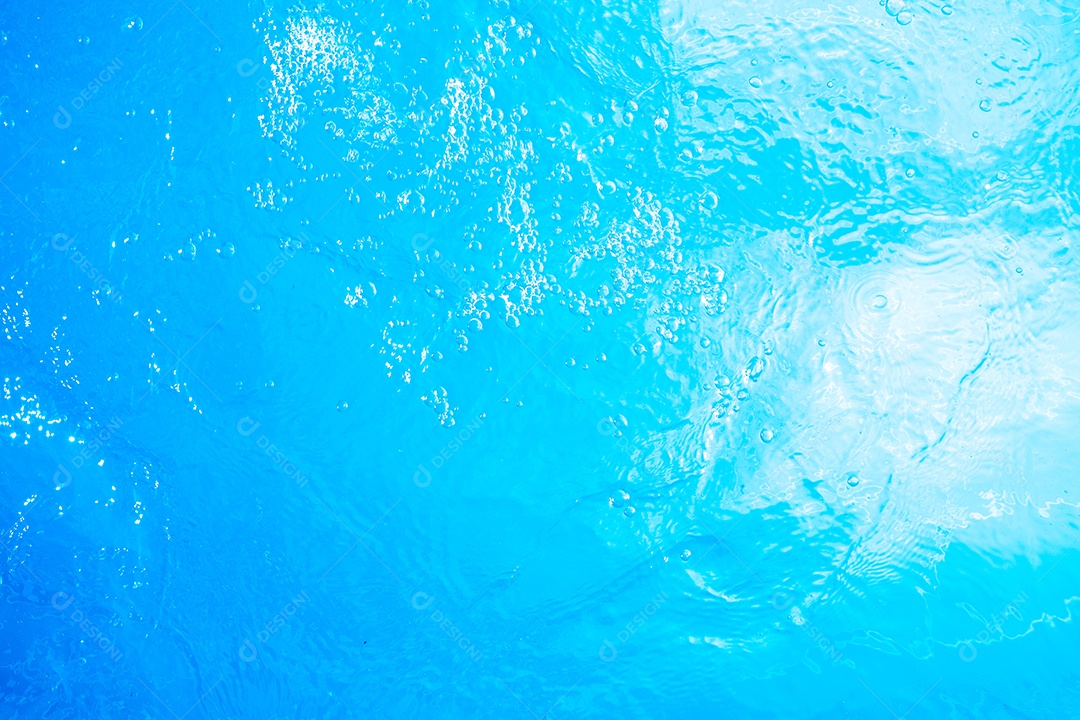 Textura de superfície de água calma transparente de cor azul turva com salpicos e bolhas. Fundo de natureza abstrata na moda. Ondas de água na luz solar. fundo de água