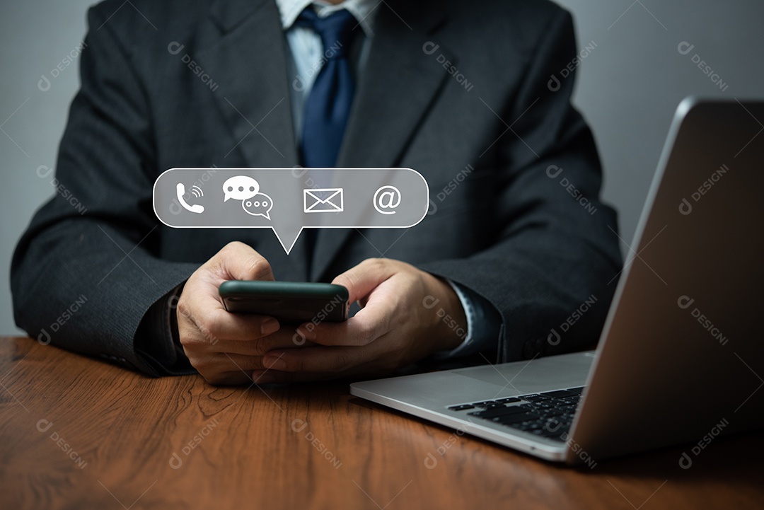 Empresário usando o dispositivo de smartphone para entrar em contato com o conceito Information business de nos contatar mensagens de e-mail de chamada, com ícone gráfico.