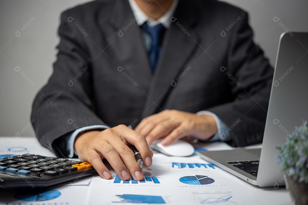 Tabelas e gráficos de documentos de empresários relatam estatísticas de marketing e contabilidade mostrando os resultados de seu sucesso.