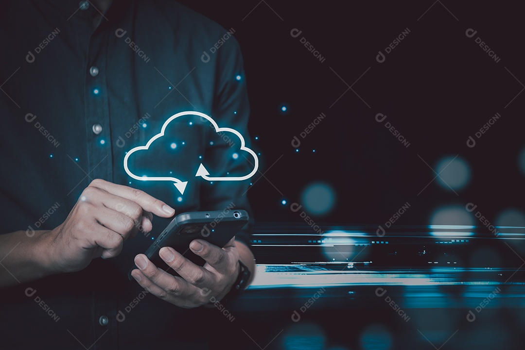 Empresário segurando tecnologia de smartphone digital com ícone de computação em nuvem. Conceito de computação em nuvem de negócios.
