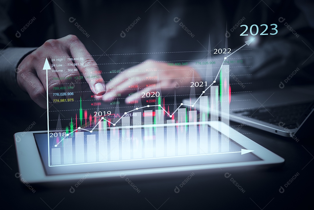 Gráficos financeiros e marketing de análise de gráficos mostrando receita crescente Em 2023 flutuando acima do tablet de tela digital, negócios sobre estratégia de crescimento e sucesso. Investir em fundos de mercados de ações.