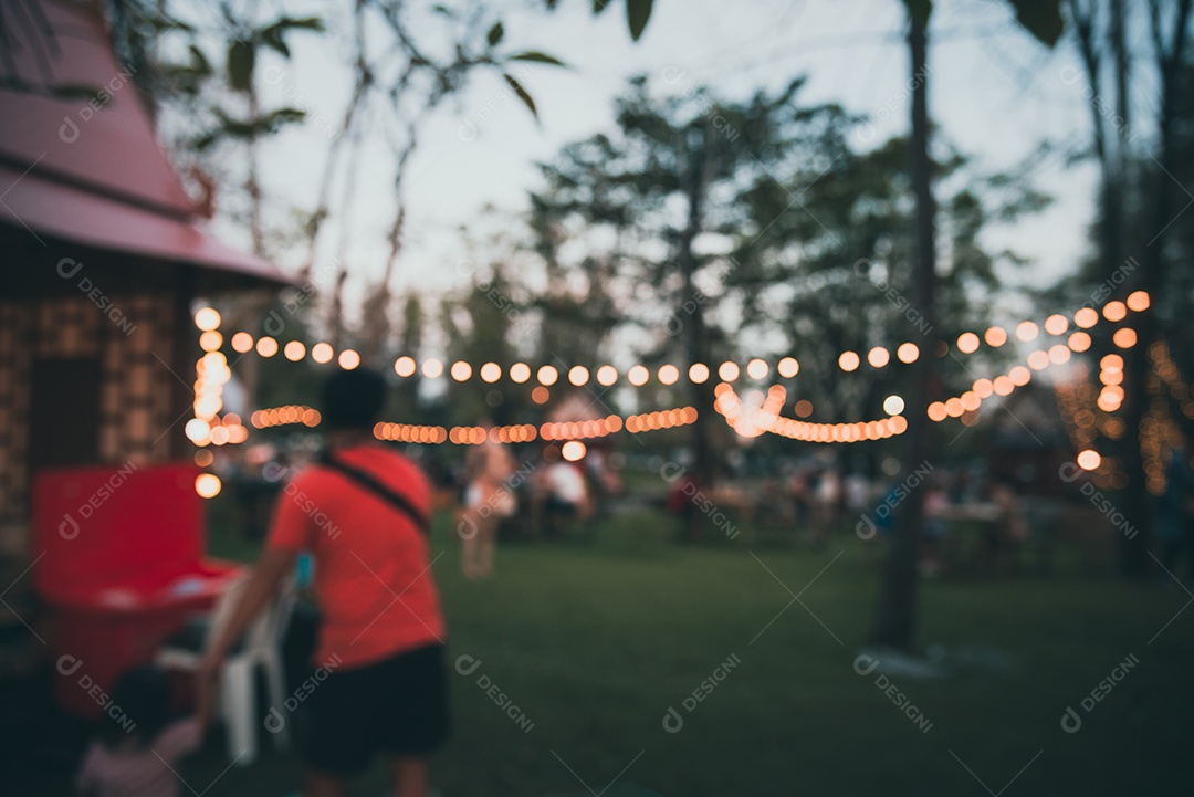 Festival de desfoque no parque da cidade-jardim com bokeh para uso em segundo plano tom vintage