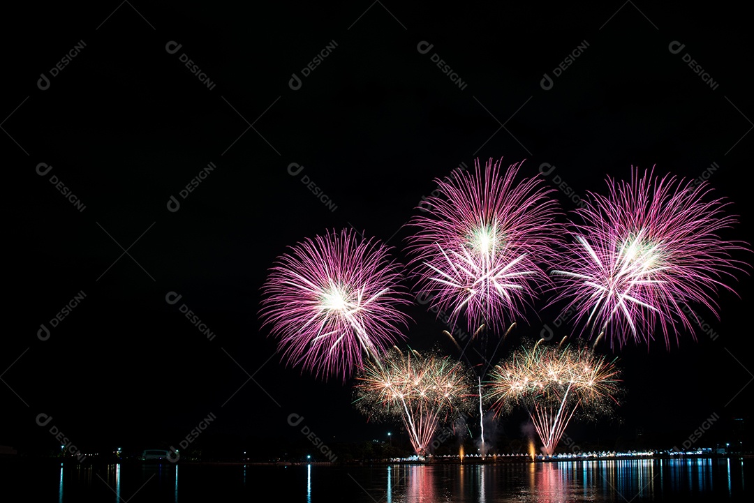 Fundo colorido abstrato do céu noturno do festival do ano novo do fogo de artifício.