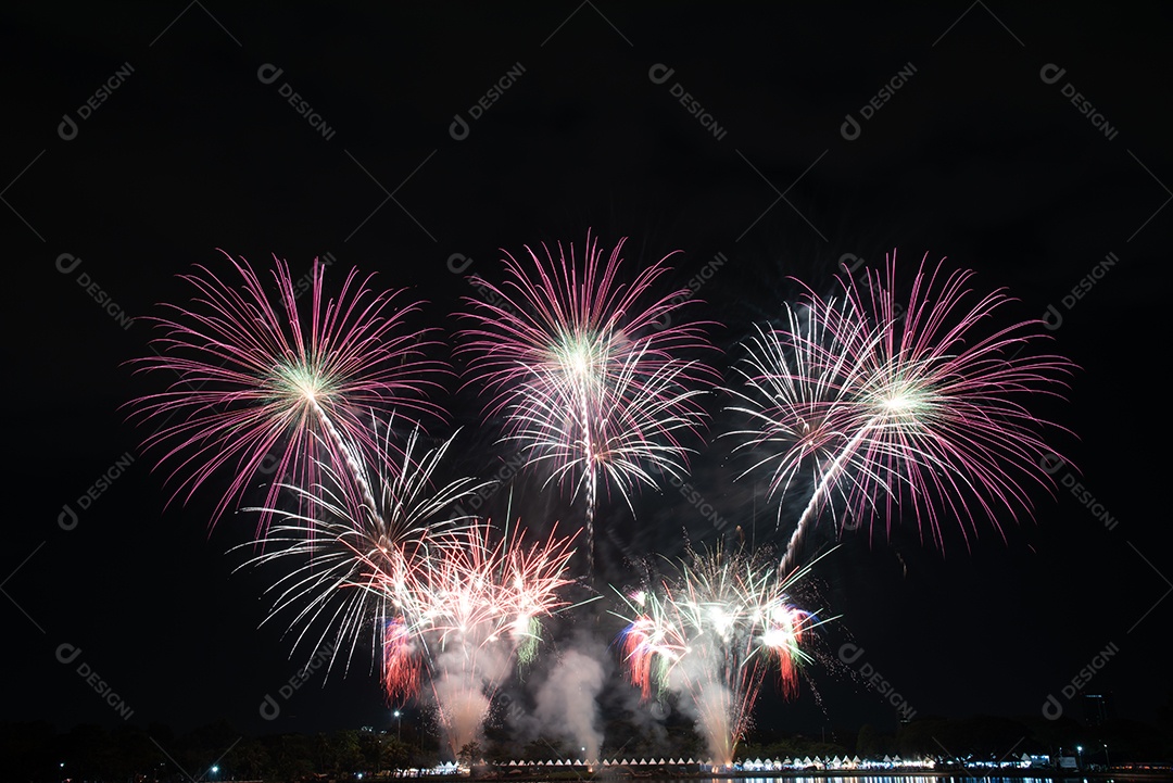 Fundo colorido abstrato do céu noturno do festival do ano novo do fogo de artifício.