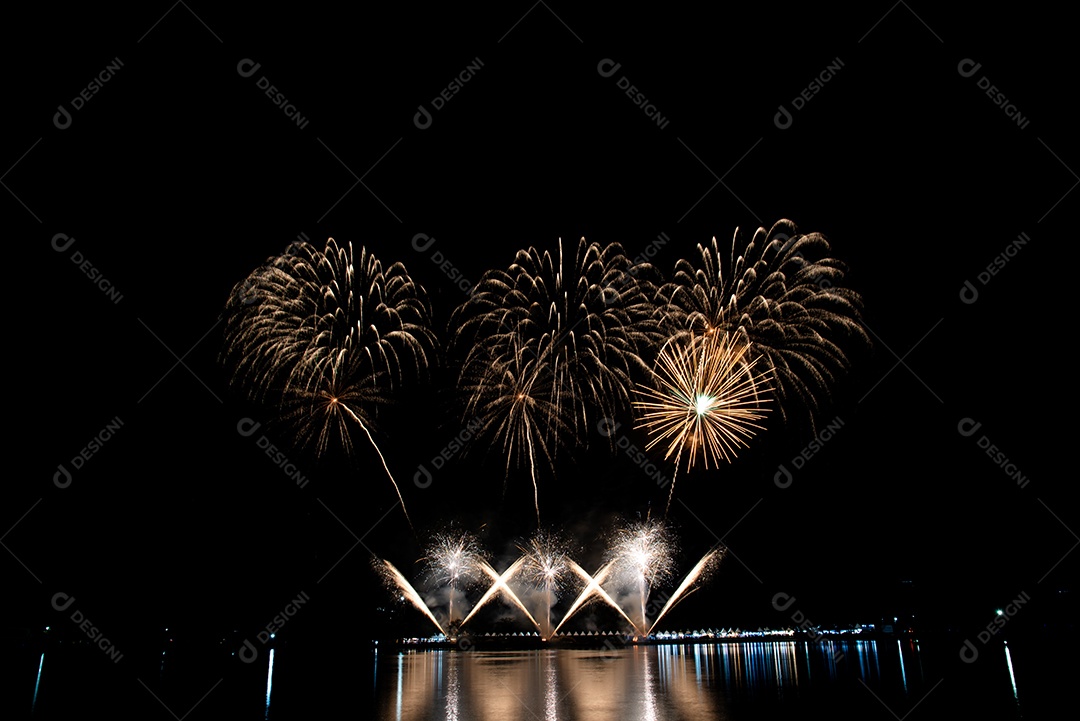 Fundo colorido abstrato do céu noturno do festival do ano novo do fogo de artifício.