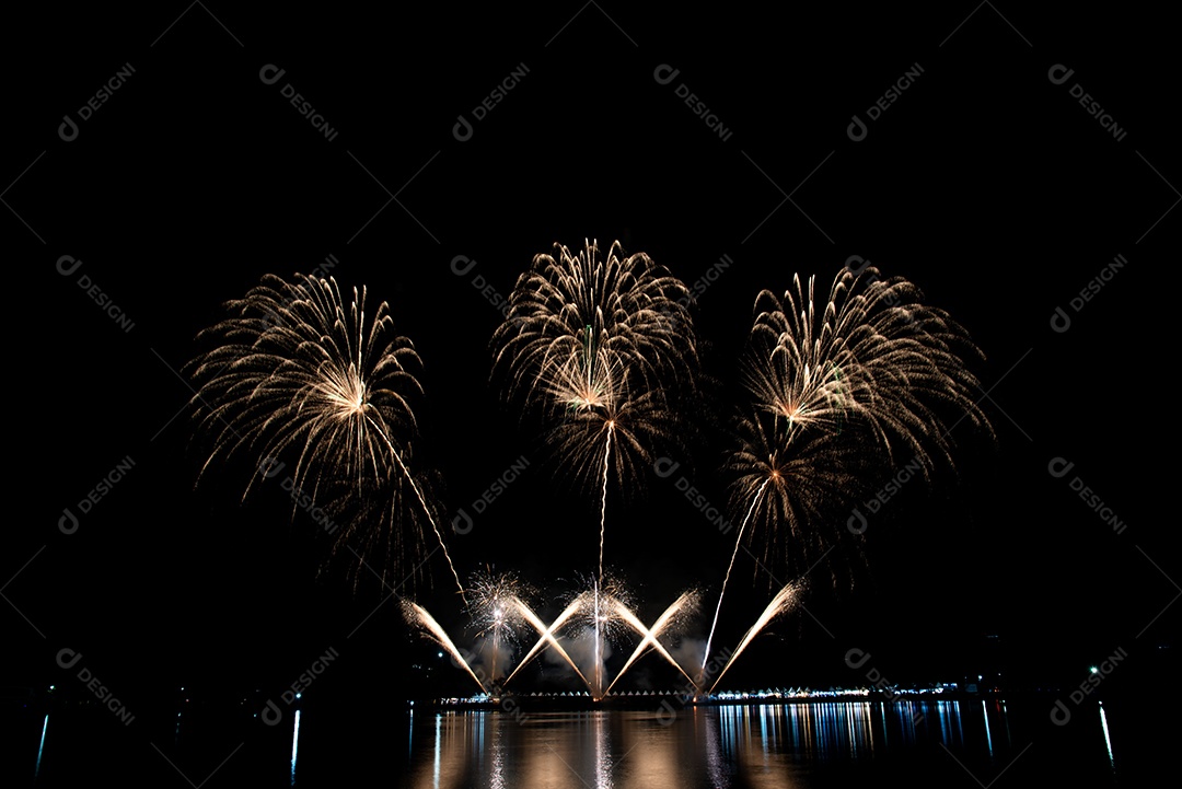 Fundo colorido abstrato do céu noturno do festival do ano novo do fogo de artifício.