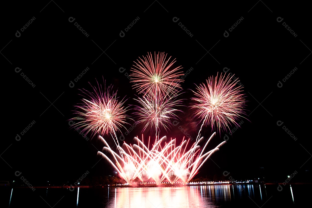 Fundo colorido abstrato do céu noturno do festival do ano novo do fogo de artifício.