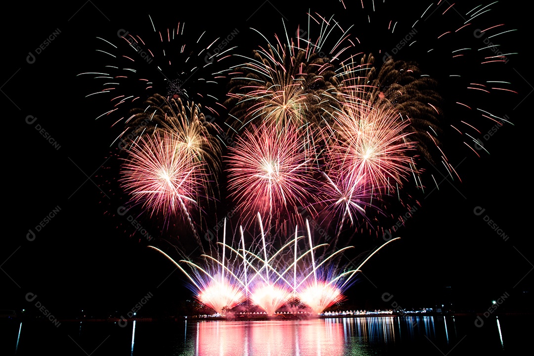 Fundo colorido abstrato do céu noturno do festival do ano novo do fogo de artifício.