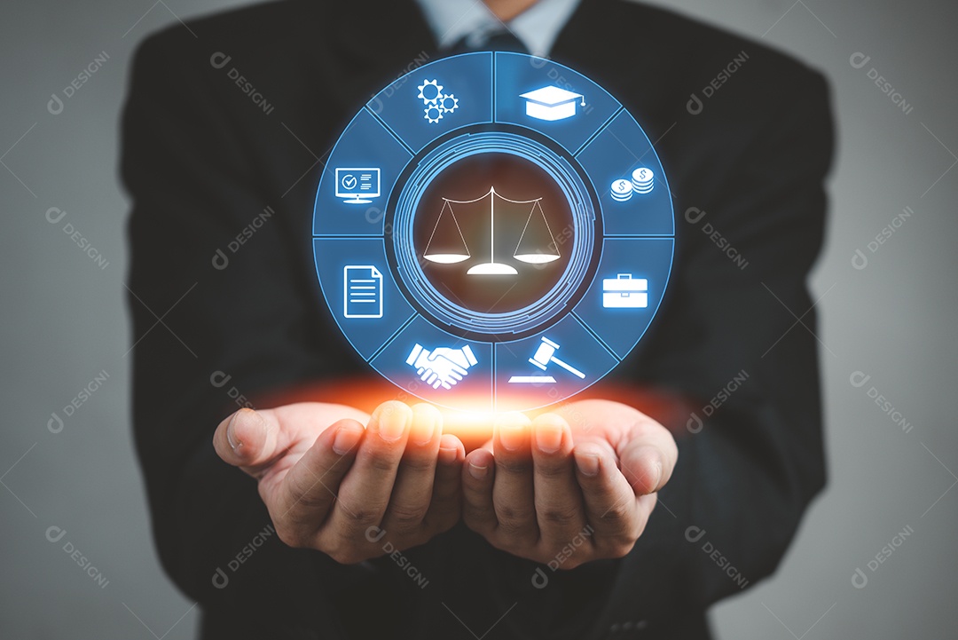 Empresário advogado segurando ícones de rede de inovação de lei. Assessoria jurídica Advogado Advogado. Conceito de finanças empresariais.