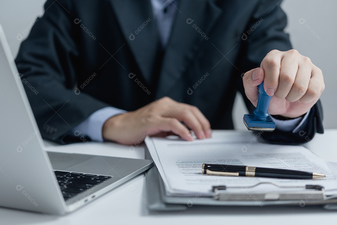 Empresário lendo e escrevendo sobre book.education estudando desenvolvimento de conhecimento e conceito de aprendizagem de cognição.