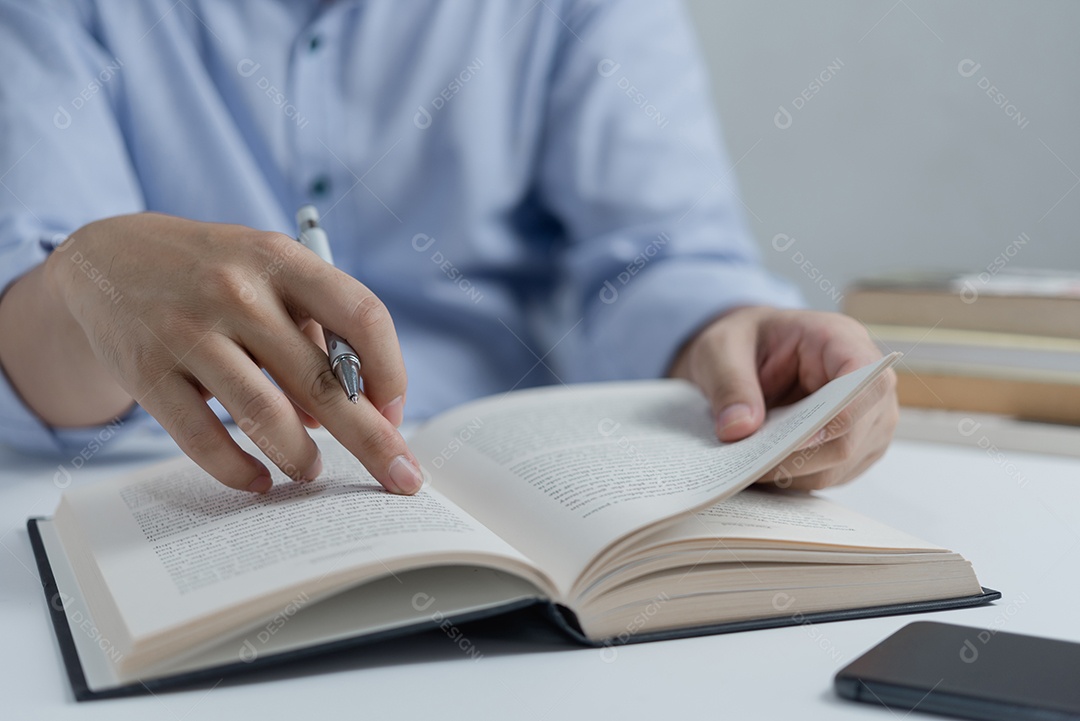 Empresário lendo e escrevendo sobre book.education estudando desenvolvimento de conhecimento e conceito de aprendizagem de cognição.