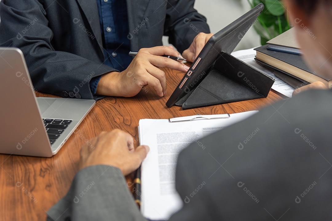 Empresários estão se reunindo para analisar dados para plano de marketing e relatório financeiro no escritório.