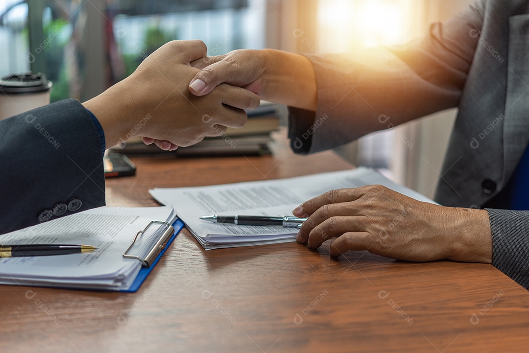 Aperto de mão de parceria de pessoas de negócios bem-sucedido após negociar contrato de negócios. Conceito de acordo de conexão.